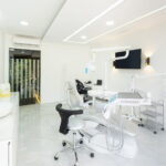 A modern dental clinic room at Quadro Dental, equipped with advanced technology and designed for patient comfort.