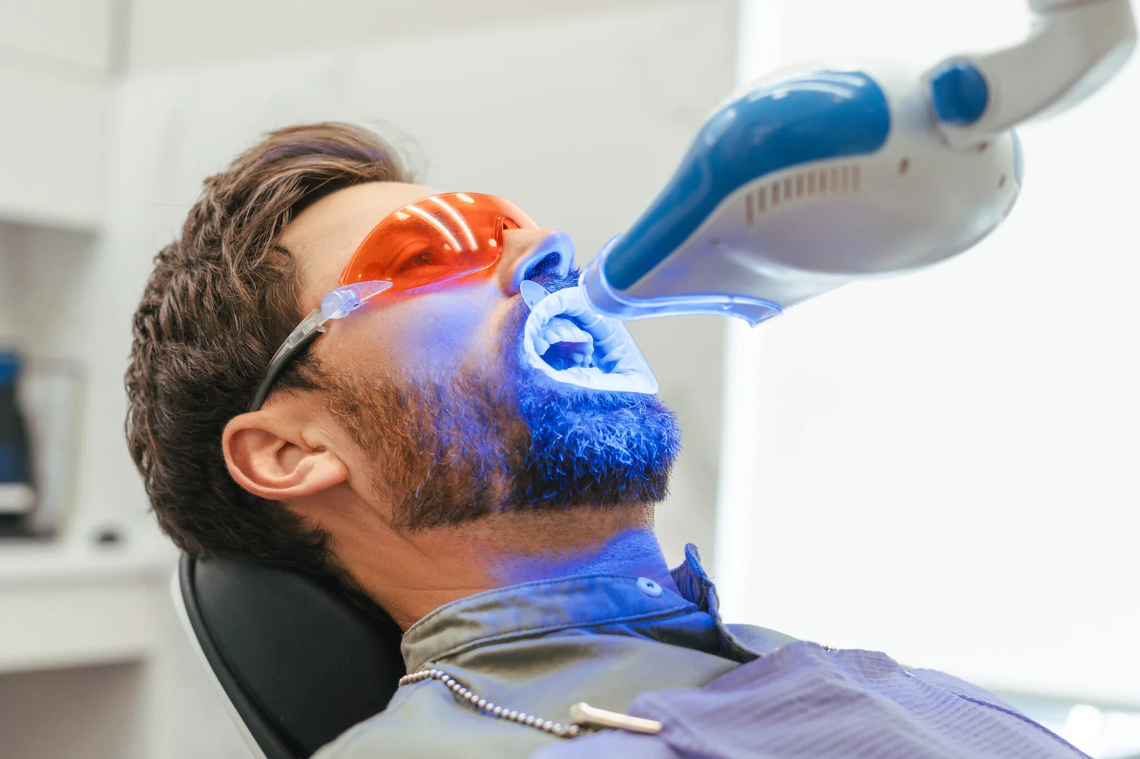 Teeth whitening treatment with blue light at Quadro Dental.